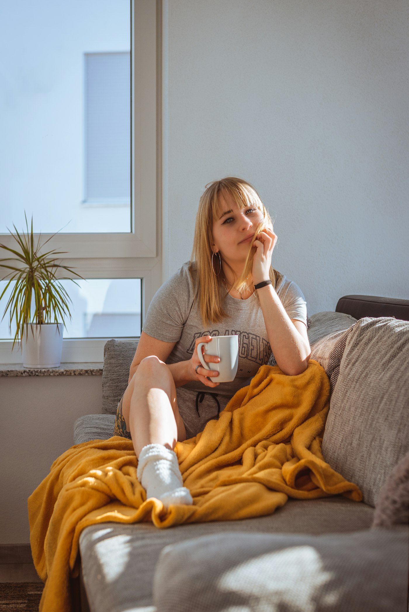Una persona tranquila en su casa, con un café, después de ordenar sus cuentas