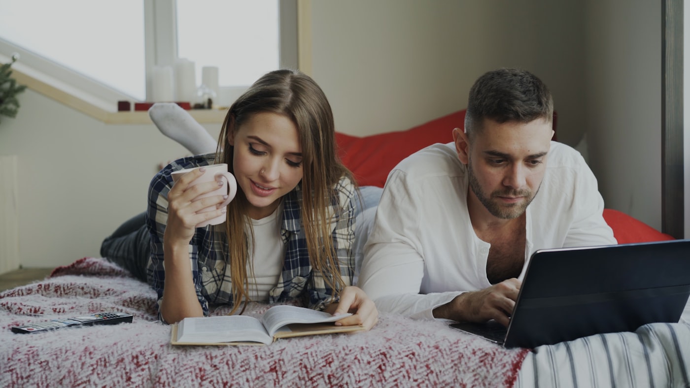Una pareja tranquila en su casa, revisando sus cuentas juntos